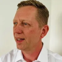 How Deel Increased Win Rates by 33% by Reinforcing MEDDICC in Real Time